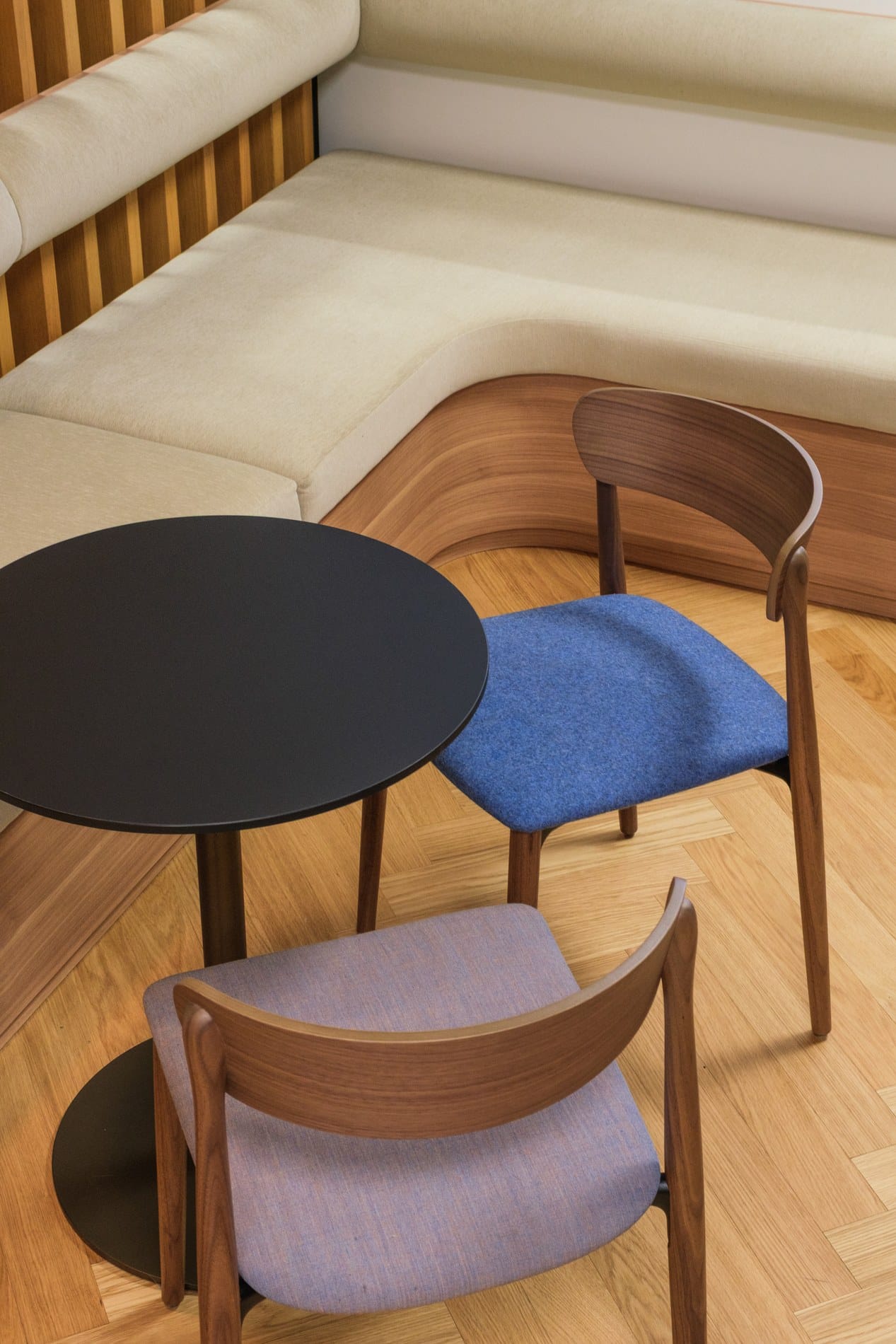 Tables et chaises design dans un espace de détente de bureaux